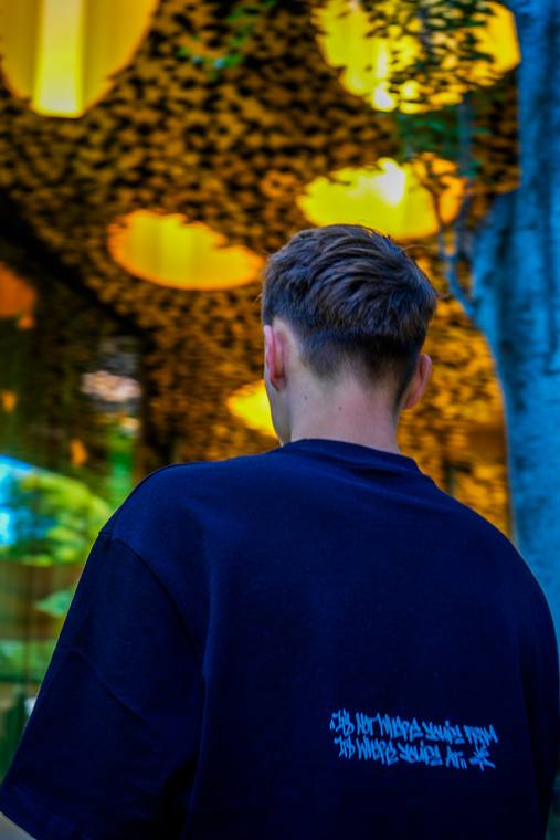 Person set bagfra i blå sweatshirt