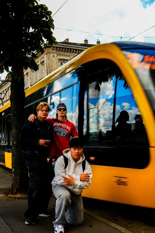 Venner ved en gul sporvogn i Budapest
