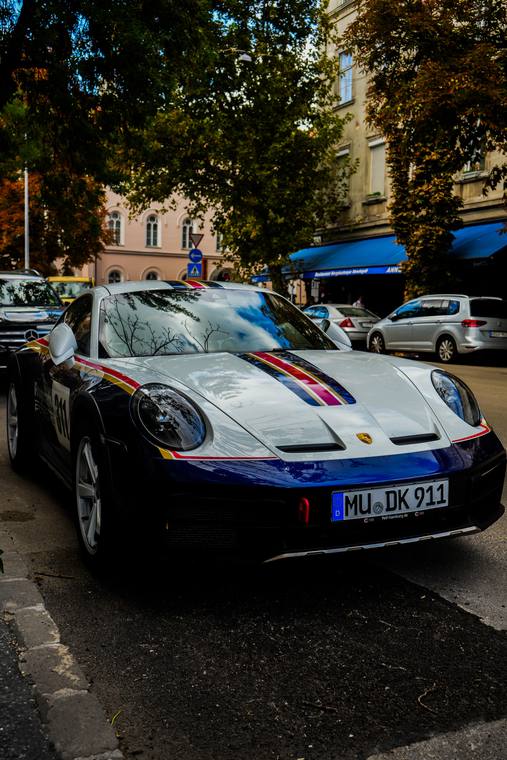 Rallyklargjort Porsche 911 parkeret i gaden