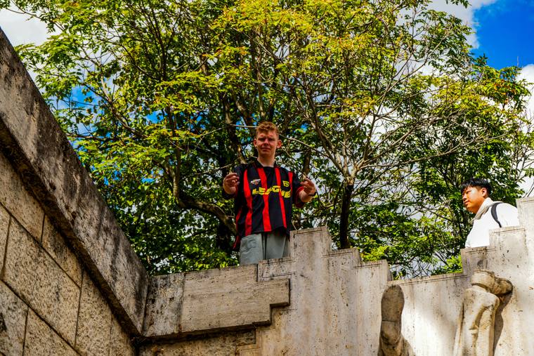 Ung mand på muren i AC Milan-trøje