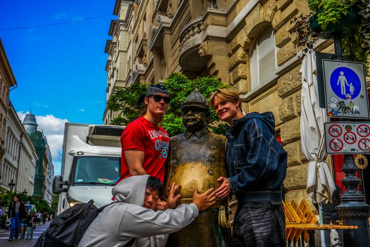 Ved statuen på fortovet
