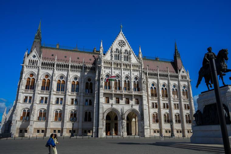 Det ungarske parlament i fuld længde