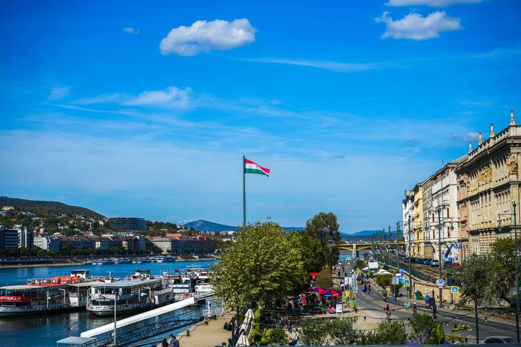 Udsigt over Budapest med det ungarske flag
