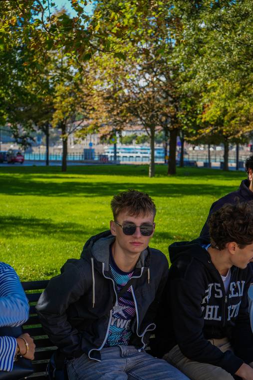To venner på en bænk i parken